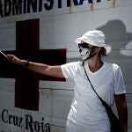 AME6124. SAN JOSÉ (COSTA RICA), 03/08/2020.- Una mujer protesta mientras exige mayor apertura de actividades económicas hoy lunes en San José (Costa Rica). Costa Rica sumó este lunes 427 casos nuevos de COVID-19 y 9 fallecidos, mientras que grupos de comerciantes y trabajadores realizaron una nueva protesta frente a la Casa Presidencial para exigir una mayor apertura de actividades económicas. EFE/Jeffrey Arguedas