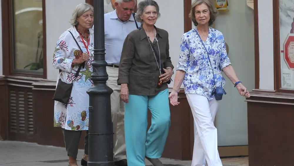 LA REINA DE ESPAÑA SOFIA DE GRECIA CON SU HERMANA LA PRINCESA IRENE DE GRECIA PASEANDO POR LAS CALLES DE PALMA.