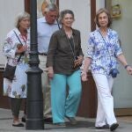 LA REINA DE ESPAÑA SOFIA DE GRECIA CON SU HERMANA LA PRINCESA IRENE DE GRECIA PASEANDO POR LAS CALLES DE PALMA.