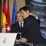 Iker Casillas anuncia su retirada. En la imagen junto a Florentino Pérez.