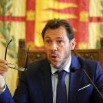 El alcalde de Valladolid, Óscar Puente, atiende a la prensa para defender el acuerdo alcanzado por el Gobierno y la FEMP