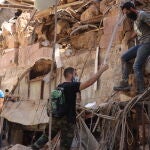 Jóvenes comprueban los daños en los edificios del área portuaria de Beirut tras la explosión del martes