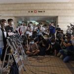 Los activistas a favor de la democracia, Joshua Wong, Agnes Chow e Ivan Lang, ayer