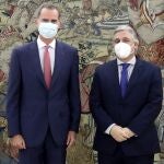 El rey Felipe VI (i) recibe en audiencia real al ministro de Relaciones Exteriores de Uruguay, Francisco Bustillos (d) en el Palacio de Zarzuela este jueves.