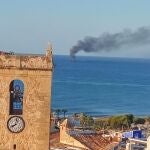 El pesquero en llamas, visto desde la Vila Joiosa.