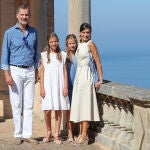 El rey Felipe VI y Doña Letizia con la princesa Leonor y la insana Sofía durante una visita a un museo en Deyá, Mallorca. 2019