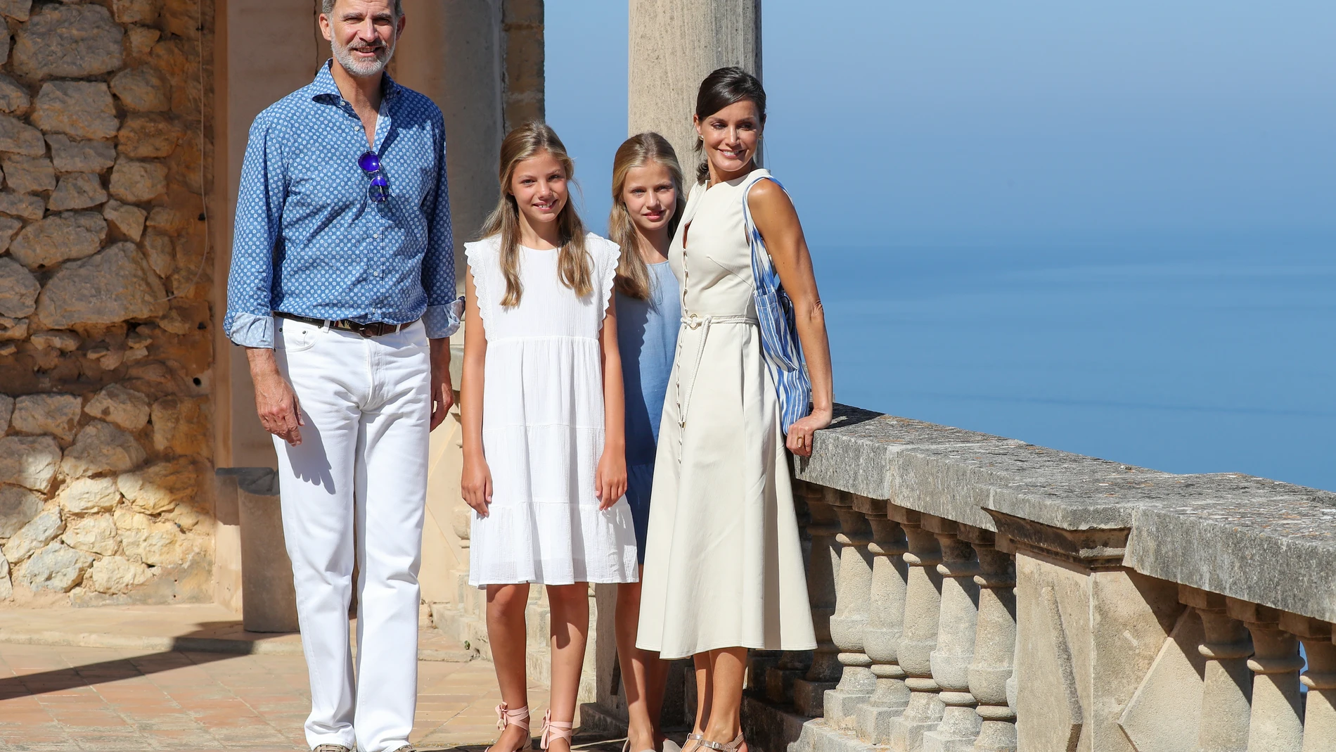 El rey Felipe VI y Doña Letizia con la princesa Leonor y la insana Sofía durante una visita a un museo en Deyá, Mallorca. 2019