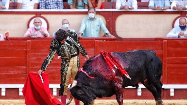 Derechazo de Morante de la Puebla en el primer toro en la Plaza de Toros del Puerto de Santa María.