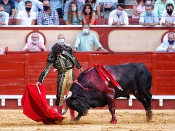 Derechazo de Morante de la Puebla en el primer toro en la Plaza de Toros del Puerto de Santa María. Derechazo de Morante de la Puebla en el primer toro en la Plaza de Toros del Puerto de Santa María.