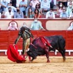 Derechazo de Morante de la Puebla en el primer toro en la Plaza de Toros del Puerto de Santa María.