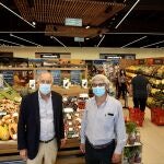 el delegado de GADISA en Castilla y León, José Daniel Posadas, y el director de Comunicación, José Luis Fernández Astray, en la inauguración del nuevo supermercado de Gadis en Valladolid