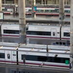 Trenes AVE en la estación de Atocha, en Madrid