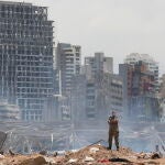 Un soldado libanés en la "zona cero" del puerto de Beirut