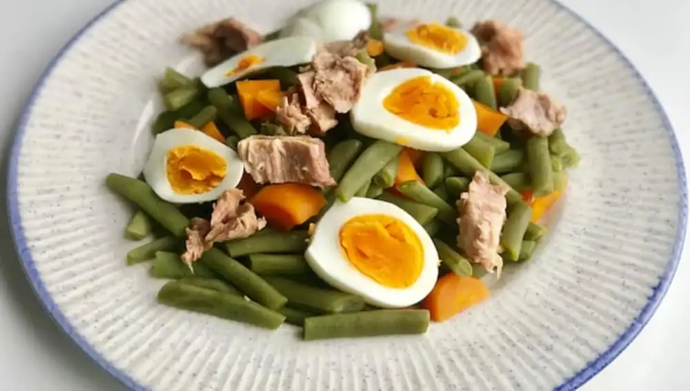 Ensalada de judías verdes con huevo y atún.