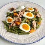 Ensalada de judías verdes con huevo y atún.