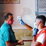 Toma de temperatura a todos los aficionados antes de entrar en la Plaza de Toros del Puerto de Santa María donde han actuado los diestros Ponce, Morante y Pablo Aguado. Puerto de Santa María (Cádiz) a 6 de agosto del 202006 AGOSTO 2020Joaquín Arjona / Europa Press06/08/2020