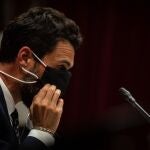El presidente del Parlament, Roger Torrent, durante el inicio de la sesión de tarde del pleno extraordinario del Parlamento de Cataluña, solicitado por el presidente de la Generalitat, Quim Torra, para abordar la decisión del rey Juan Carlos de trasladarse fuera de España
