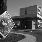 La recepción de la sede del CNI presenta un escudo de España de grandes dimensiones en el suelo