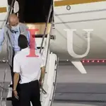 Foto cedida por Niusdiario.es en la que se ve a don Juan Carlos bajando del avión en un aeropuerto de la ciudad de Abu Dabi.