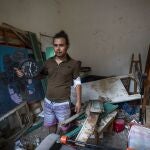 Hasan Al Armali, muestra un reloj que se paró a la hora de la devastación desde lo que era su "habitación", en Beirut
