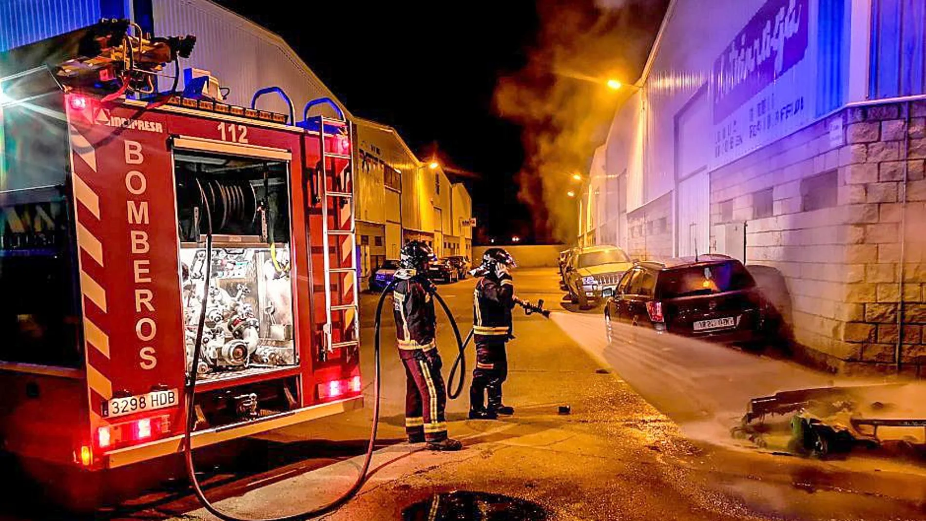 Bomberos de León apagan el fuego de los contenedores que han ardido en San Andrés del Rabanedo