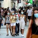 Una calle de Madrid con gente con mascarilla