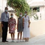 PALMA, 11/08/2020.- Los reyes y sus hijas, la princesa Leonor y la infanta Sofía, visitan este martes en Palma al proyecto socio-educativo Naüm para jóvenes en riesgo de exclusión social, un acto oficial que se convierte en el primero de estas características en el que participa la princesa Leonor. EFE/ Ballesteros