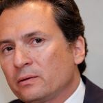 MEX5430. CIUDAD DE MÉXICO (MÉXICO), 11/08/2020.- Fotografía de archivo fechada el 17 de agosto de 2017 del exdirector de Petróleos Mexicanos (Pemex), Emilio Lozoya, durante una rueda de prensa en Ciudad de México (México). Emilio Lozoya, exdirector de Petróleos Mexicanos (Pemex) acusado de recibir sobornos de Odebrecht, denunció este martes al expresidente Enrique Peña Nieto y a Luis Videgaray, exsecretario de Hacienda, por su presunta participación en esta trama de corrupción y por autorizar sobornos. EFE/José Méndez/Archivo