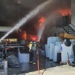 Bomberos trabajando en un incendio en una nave de Ólvega (Soria)