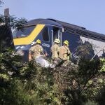 Los servicios de emergencia atienden a los pasajeros en el tren descarrilado en Stonehaven