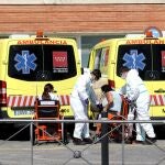 Dos sanitarios trasladan ayer a dos pacientes en el Hospital 12 de Octubre