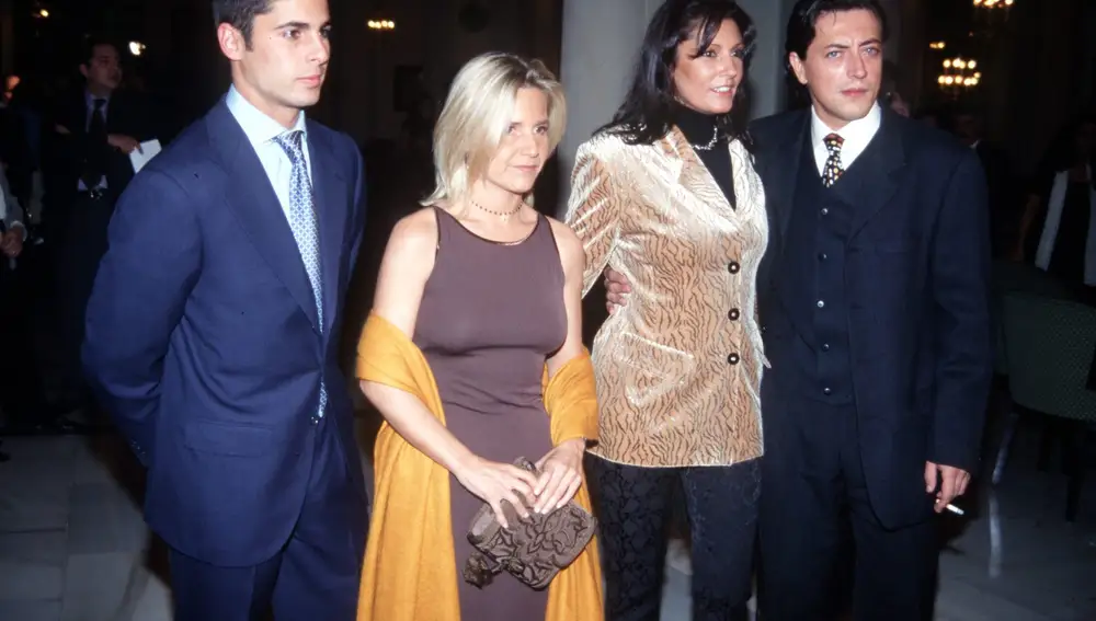 ERNESTO NEYRA Y CARMEN ORDOÑEZ JUNTO A SU HIJO EL TORERO FRANCISCO RIVERA ORDOÑEZ Y EUGENIA MARTINEZ DE IRUJO EN UN ACTO PUBLICO EN MADRIDAG / ©KORPA04/12/97 MADRID