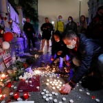 Bielorrusos encienden velas frente a la embajada de su país en Moscú en homenaje a las víctimas de la represión del presidente Alexander Lukashenko