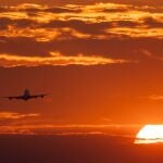 Un avión despega al amanecer del Aeropuerto Internacional de Fráncfort (Alemania).