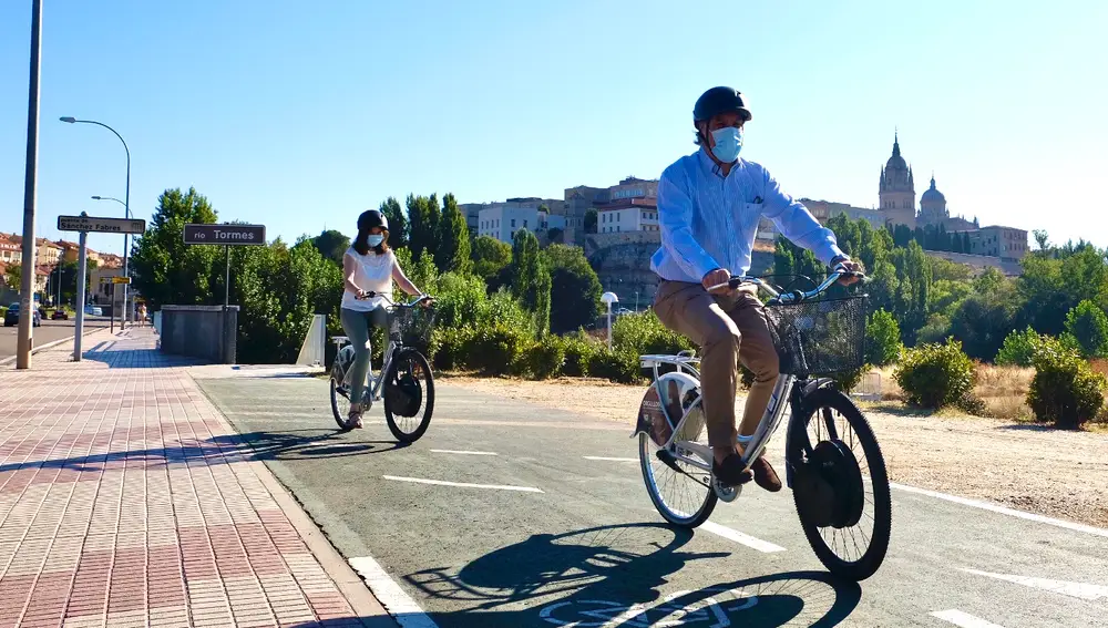 El alcalde de Salamanca, Carlos García Carbayo, presenta las nuevas bicicletas eléctricas del sistema municipal de préstamo "SALenBICI"