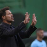 Simeone da instrucciones durante el partido