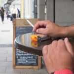 Una persona fuma en una terraza, en Lugo, Galicia