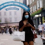 Una mujer de compras en Carnaby Street, Londres