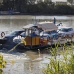 Imagen del río Guadalquivir a su paso por Coria del Río, uno de los pueblos sevillanos en los que este viernes se iniciaran las primeras fumigaciones para luchar contra los mosquitos que han provocado doce casos confirmados de virus del Nilo
