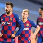 Piqué y De Jong se lamentan durante el partido con el Bayern Múnich, en el que encajaron ocho goles