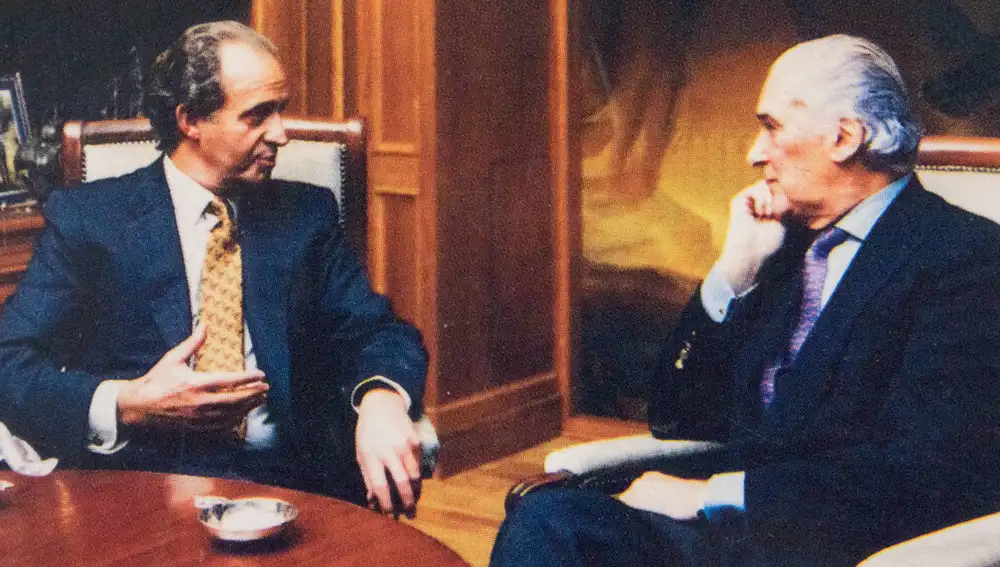 Juan Carlos I y José Luis de Vilallonga, durante la elaboración del libro 'El Rey'.