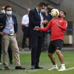 Banega controla un balón con el pecho en el entrenamiento previo a la semifinal de hoy