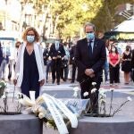 La presidenta del Congreso de los Diputados, Meritxell Batet, el ministro de Sanidad Salvador Illa, el presidente de la Generalitat, Quim Torra, y la alcaldesa de Barcelona, Ada Colau, guardan un minuto de silencio en la ofrenda floral en las Ramblas.