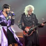 Adam Lambert, en escena junto a Brian May