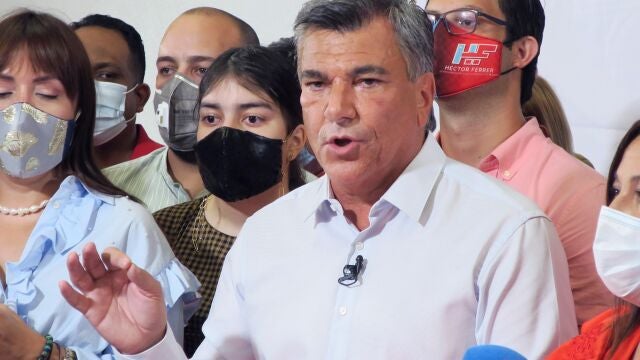 SAN JUAN (PUERTO RICO) 16/08/2020.- El candidato a la gobernación de Puerto Rico por el Partido Popular Democrático, Charlie Delgado, da un discurso tras conocerse su victoria sobre el senador Eduardo Bhatia y la alcaldesa de San Juan, Carmen Yulín Cruz, en las primarias, este domingo en San Juan (Puerto Rico). La gobernadora de Puerto Rico, Wanda Vázquez, perdió este domingo las primarias del Partido Nuevo Progresista (PNP), por lo que su mandato concluirá el próximo 3 de noviembre, día de las elecciones generales en la isla. EFE/Jorge Muñiz