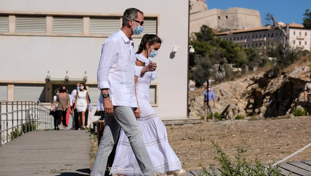 GRAF2780. IBIZA, 17/08/2020.- El rey Felipe VI (i) y la reina Letizia (d) durante su visita a la necrópolis fenicio-púnica de Puig des Molins en Ibiza, este lunes, así como al museo monográfico junto al yacimiento, el primer acto que han protagonizado después de que se desvelara que don Juan Carlos está en Emiratos Árabes Unidos. EFE/ Sergio G. Canizares