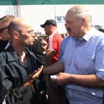 MAlexander Lukashenko habla con un trabajor en una fábrica de tractores en Minsk