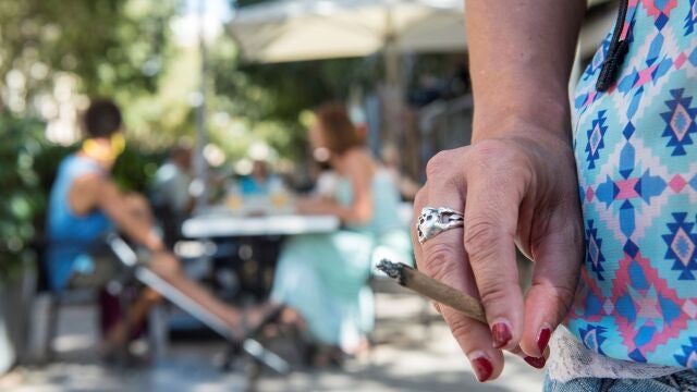 Fumar o vapear en terrazas, un hábito "con los días contados"