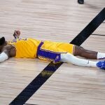 LeBron, después de cometer una falta