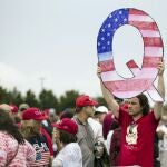 Seguidores de Qanon en una manifestación a favor de Trump en Pensilvania